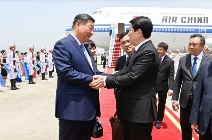 習(xí)近平抵達(dá)河內(nèi)對(duì)越南進(jìn)行國(guó)事訪問